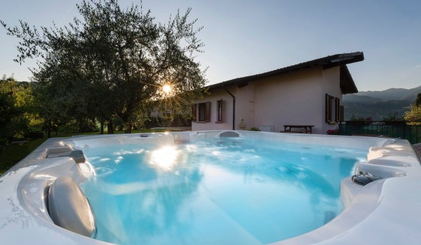 villa-margherita-la-jacuzzi-nel-giardino-sul-retro.jpeg